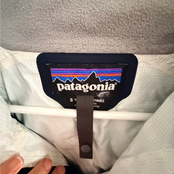 Patagonia Gray and White Patterned Rain Coat - Picture 2 of 3